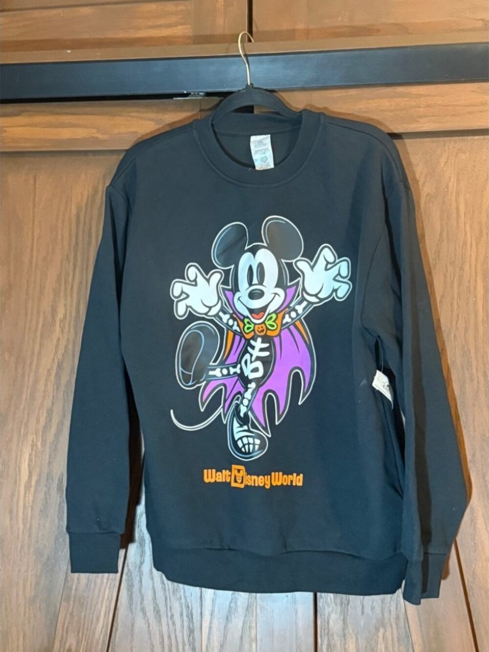 NWT Walt Disney World Sweatshirt Sz M Mickey Mouse Halloween Vampire Pullover